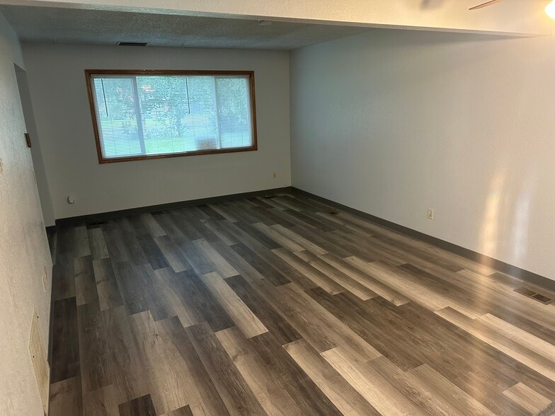 Living - 801 w wilder ave