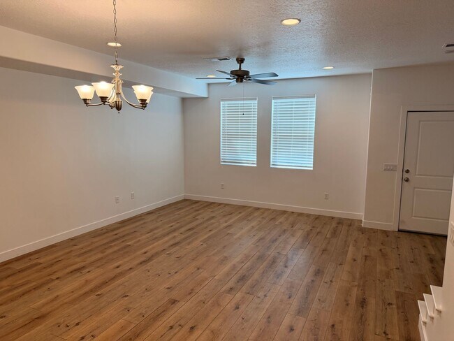 Building Photo - 498 1225 N