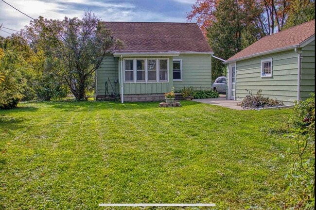 Building Photo - Charming 3-Bedroom Home in the Village of ...