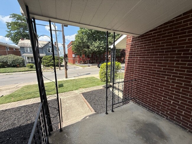 Building Photo - 2112-2120 Indianola Ave.