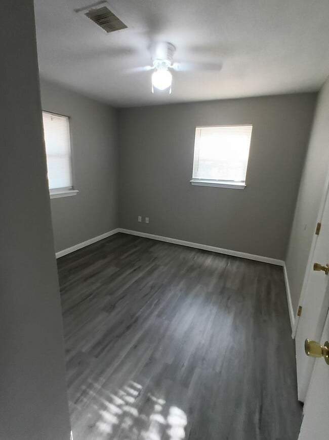 Building Photo - Wonderful Kitchen! New flooring!