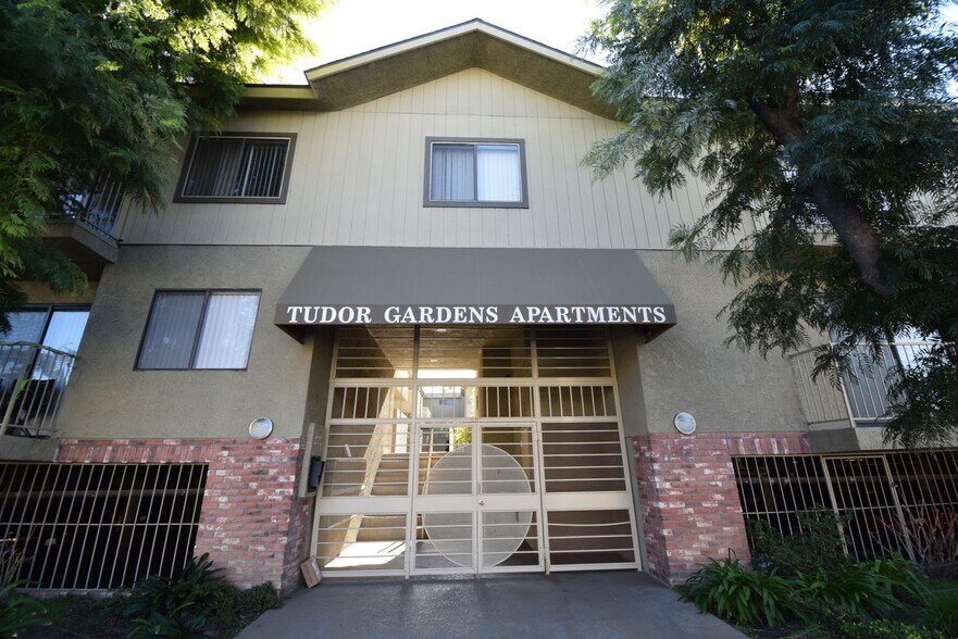 Primary Photo - 15128 Burbank Blvd