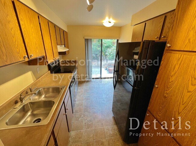 Building Photo - 2BR Bremerton Condo, Incl W/S/G