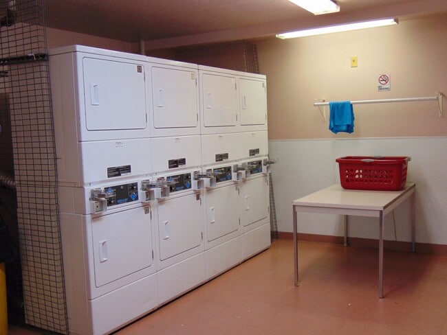 Building Photo - --Furnished Smokey Lane, Upper Level Studio--