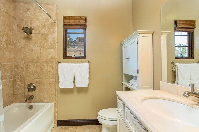 Building Photo - Large 5 bed / 5 bath Tuscan Style Home on ...