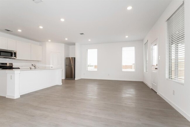 Building Photo - 1908 Ponderosa Pne Ln