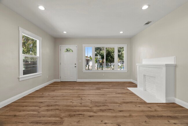 Building Photo - 749 N Wilton Pl