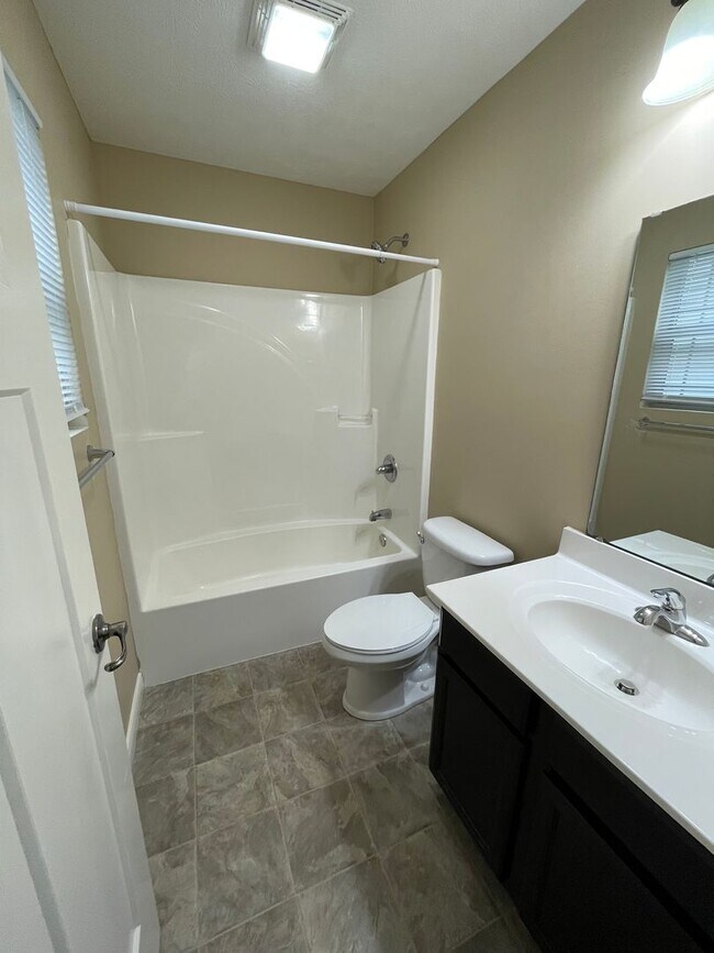 Building Photo - Single family home, with fenced in backyard!