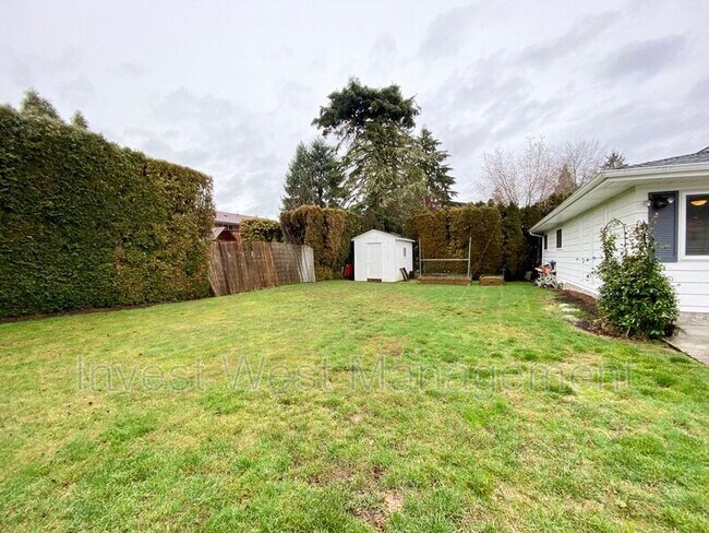 Building Photo - 6224 NW Dogwood Dr