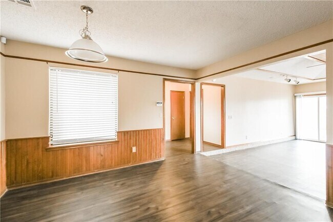 Building Photo - 2425 E Hills Dr