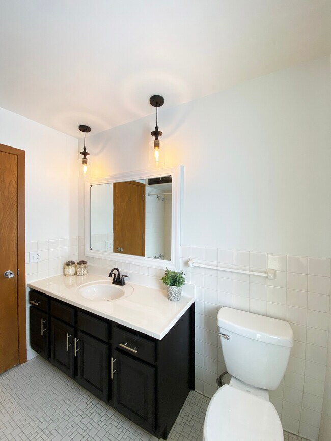 Building Photo - 722 Silver Lake Road NW