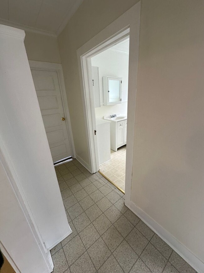 Building Photo - Quiet 2 Bedroom, 1 Bath Home - APPLICATION...
