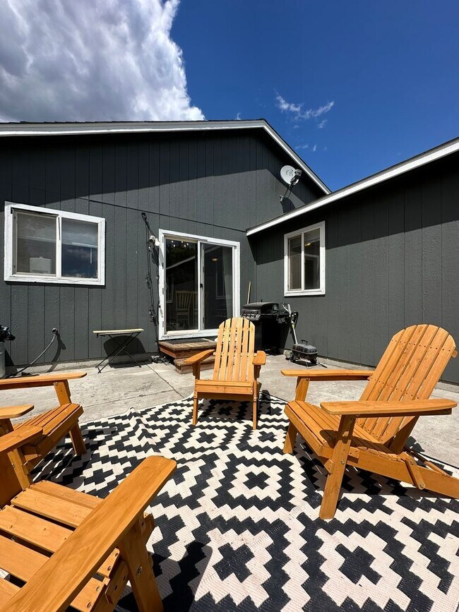 Building Photo - Charming 3-Bedroom Home with Open Layout &...