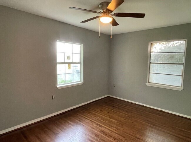 Building Photo - 4914 Meadow Park Dr