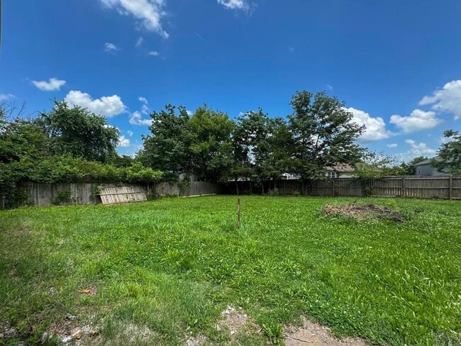 Building Photo - 3 Bed 2 Bath 2 Car Garage in Strafford MO
