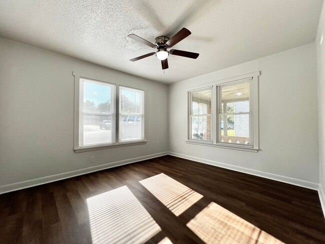 Building Photo - Cozy 3-Bedroom House on Linwood Ave.