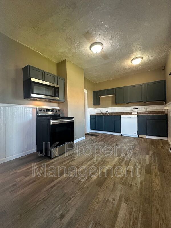 Building Photo - 602 2nd Ave S