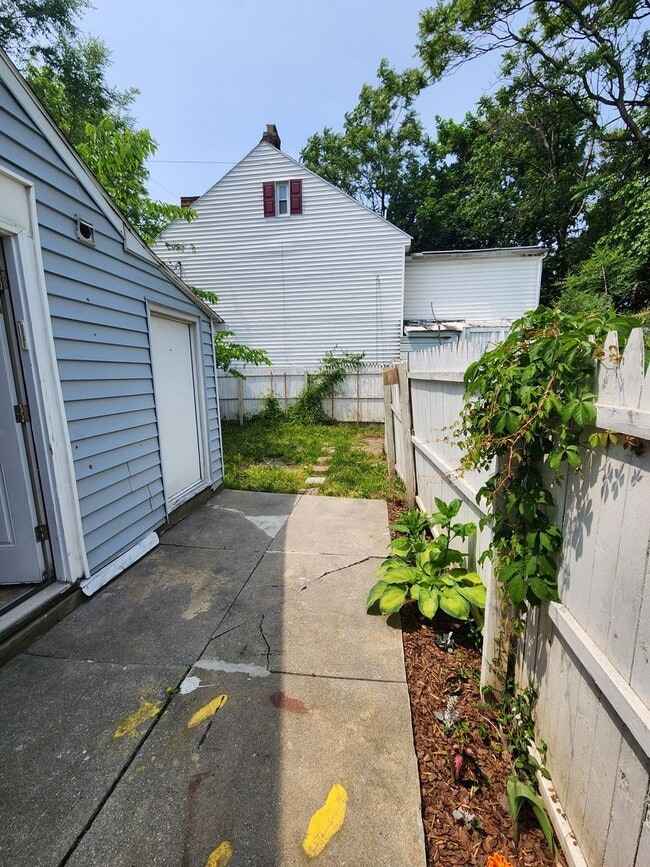 Building Photo - 2 Bedroom Single Family Home