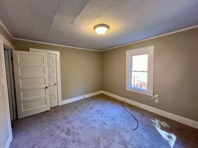 Building Photo - Two bedroom, 1 bath house in Burlington