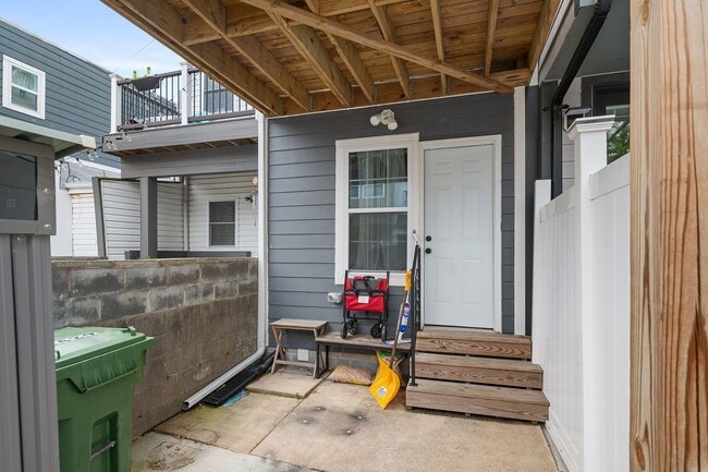 Building Photo - Bright & Immaculate 2 Bed · 3 Bath