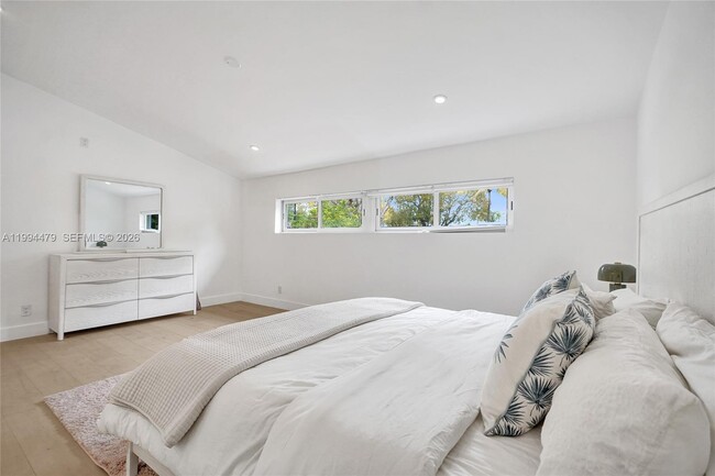 Building Photo - 12478 N Bayshore Dr