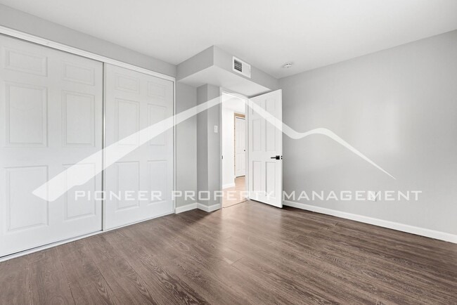 Building Photo - Gorgeous Home with Central AC and Fenced Yard