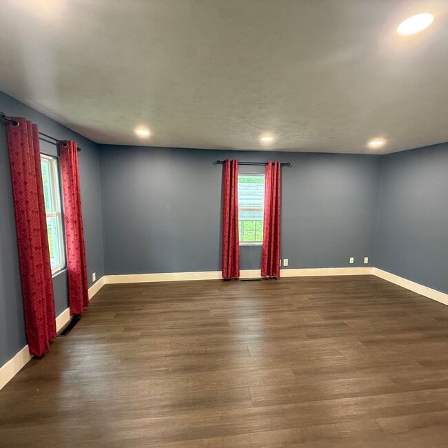 Building Photo - 3 bedroom 1 bath Bungalow with Large fenced in back yard available now.