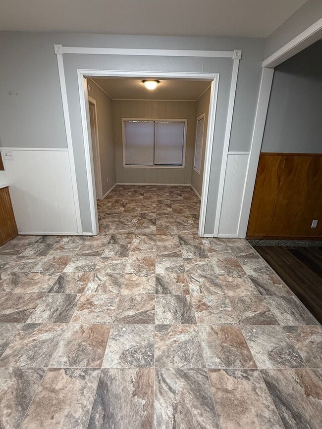 Building Photo - Large 3/2 with 2 living areas