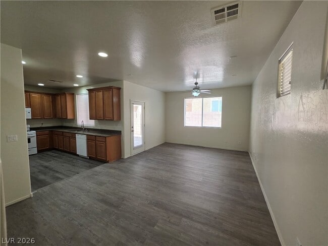 Building Photo - 7510 Perla Del Mar Ave