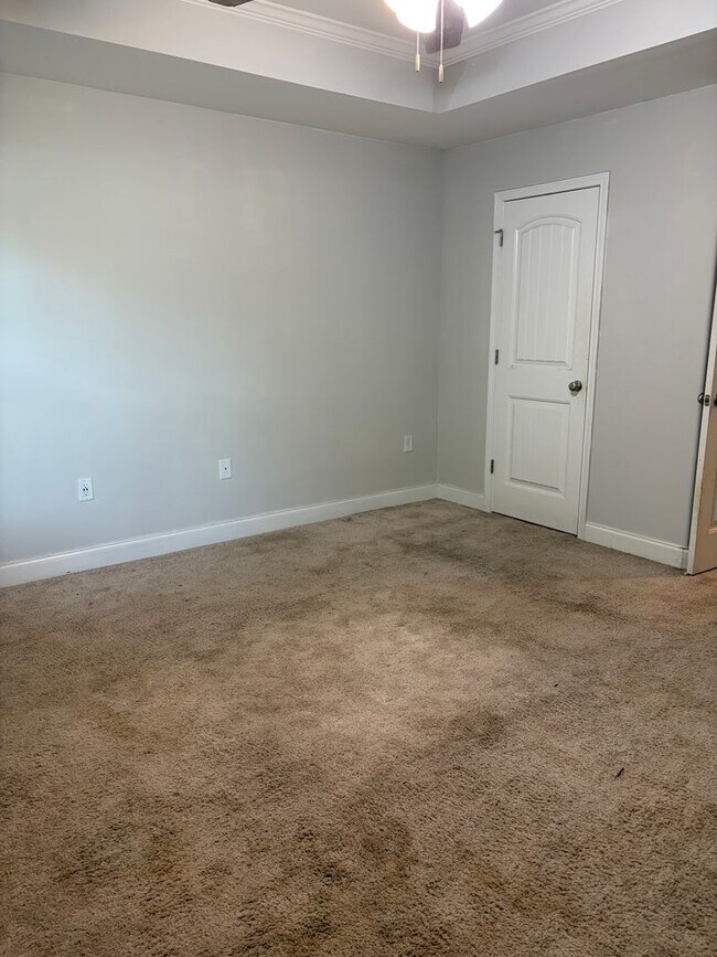 Building Photo - AVAILABLE NOW! (Pet Friendly)