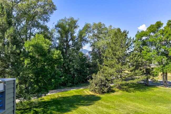 Building Photo - 2 Bedroom Condo in Great Location with Poo...