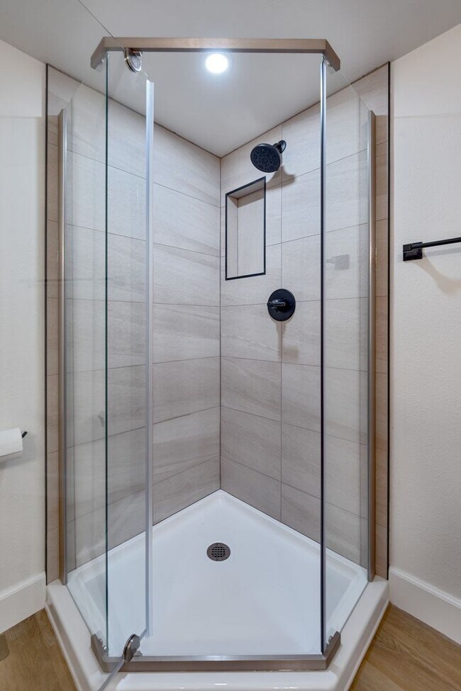 Building Photo - Renovated 2 Bedroom Condo Located on the F...