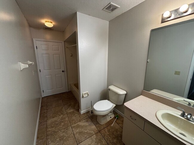 Building Photo - 3/2 Home Marion Oaks