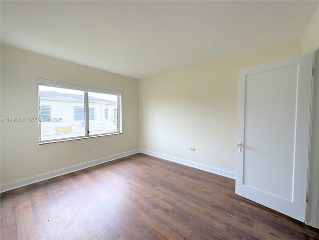 Building Photo - 1920 Biarritz Dr