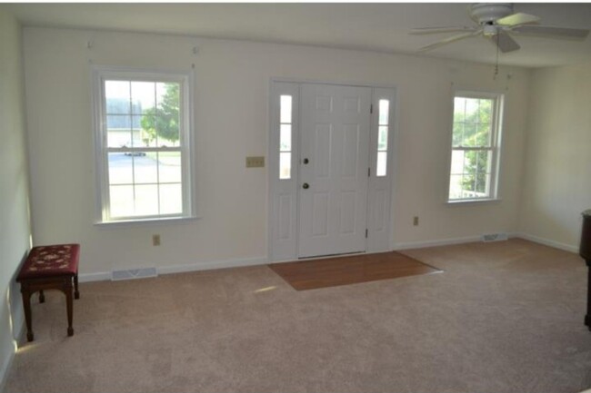 Building Photo - For Rent: Charming 3-Bedroom Pet-Friendly ...