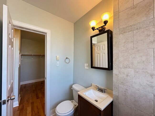 Building Photo - 823 W Diversey Pkwy