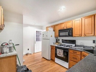 Building Photo - 701 W 6th St