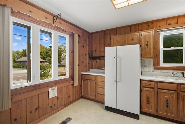 Building Photo - 69 E Grand Ave