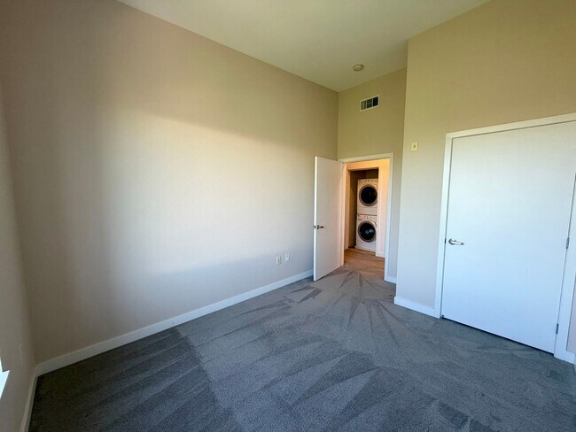 Building Photo - Corner Unit With Views