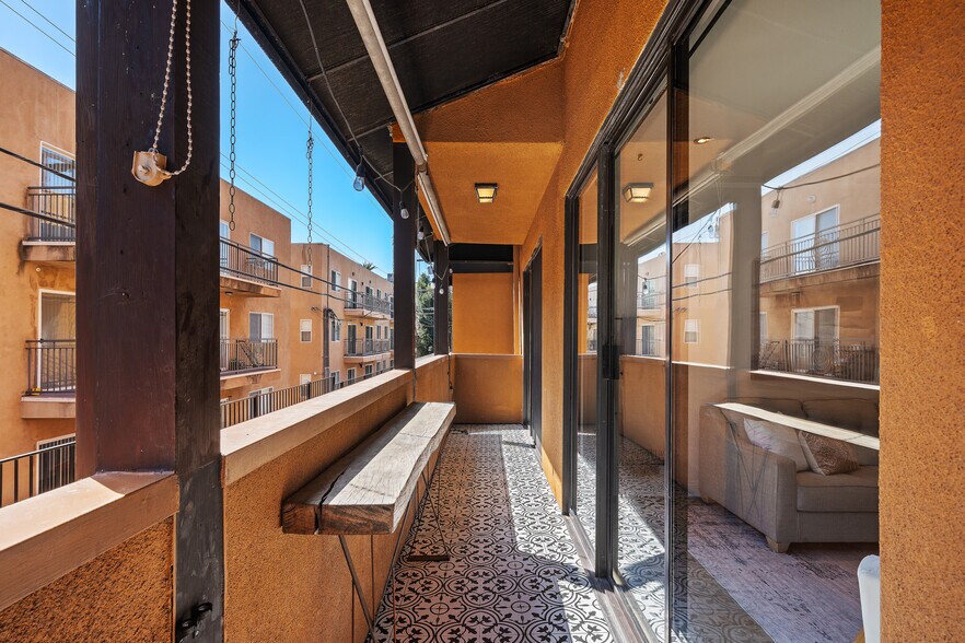 Building Photo - 828 N Hudson Ave