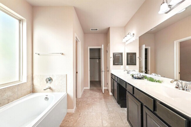 Building Photo - 91 West Wading Pond Circle