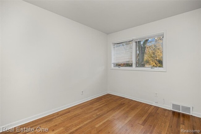 Building Photo - 2360 Pine View Dr