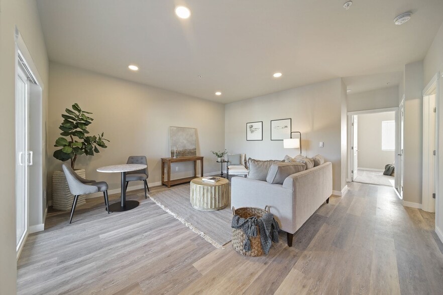 One Lakes Edge | Luxury Apartments in The Woodlands, Texas