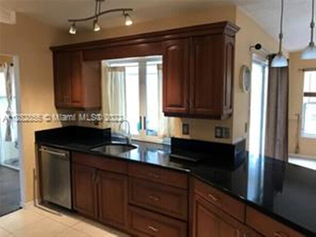 Building Photo - 527 SE Cliff Rd