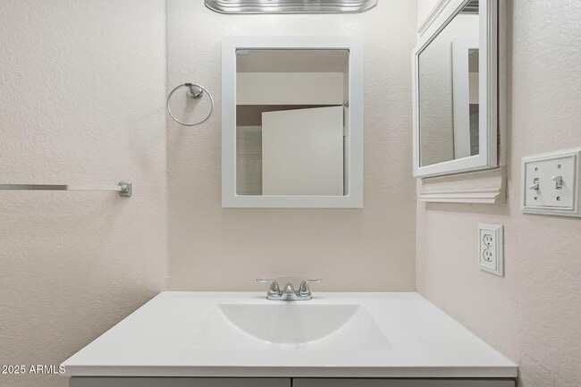 Building Photo - 7016 E Menlo St