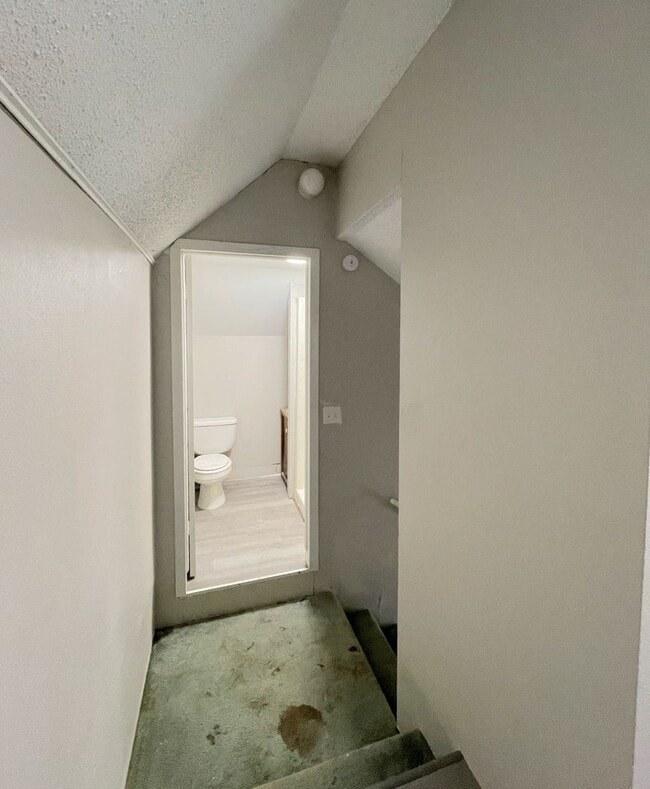 Building Photo - Large 3 bedroom home