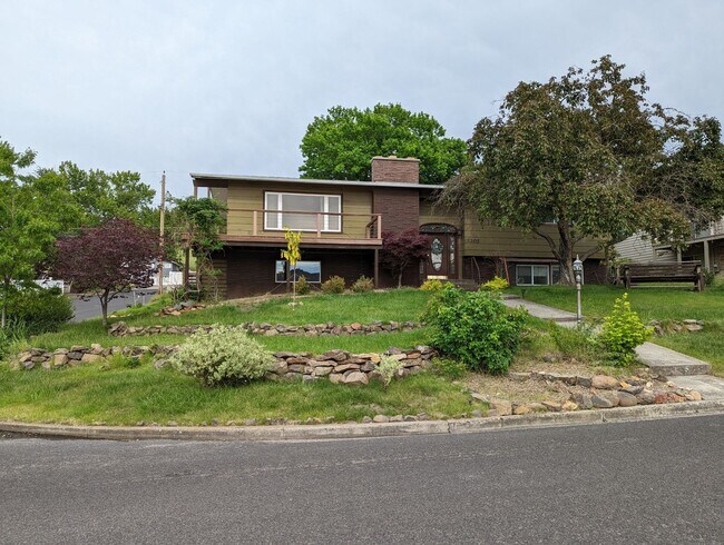 Building Photo - Luxurious 4 bedroom 2 bath house with river view - pet-friendly!