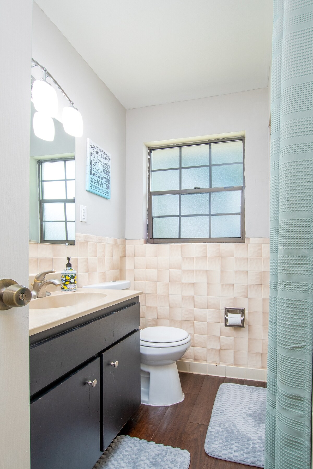 Building Photo - 2233 La Valle Dr