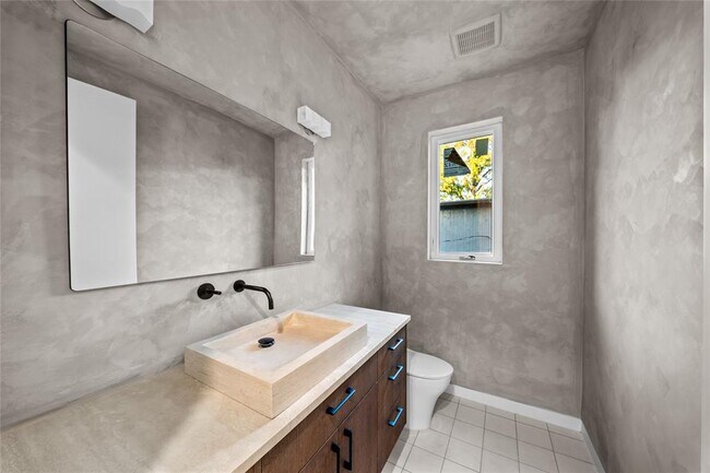 Building Photo - 2904 Westhill Dr