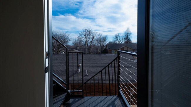 Building Photo - 605 N Idaho Ave